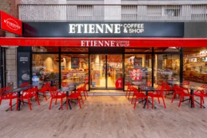 alt="Vue d'une terrasse de magasin ETIENNE Coffee & Shop"