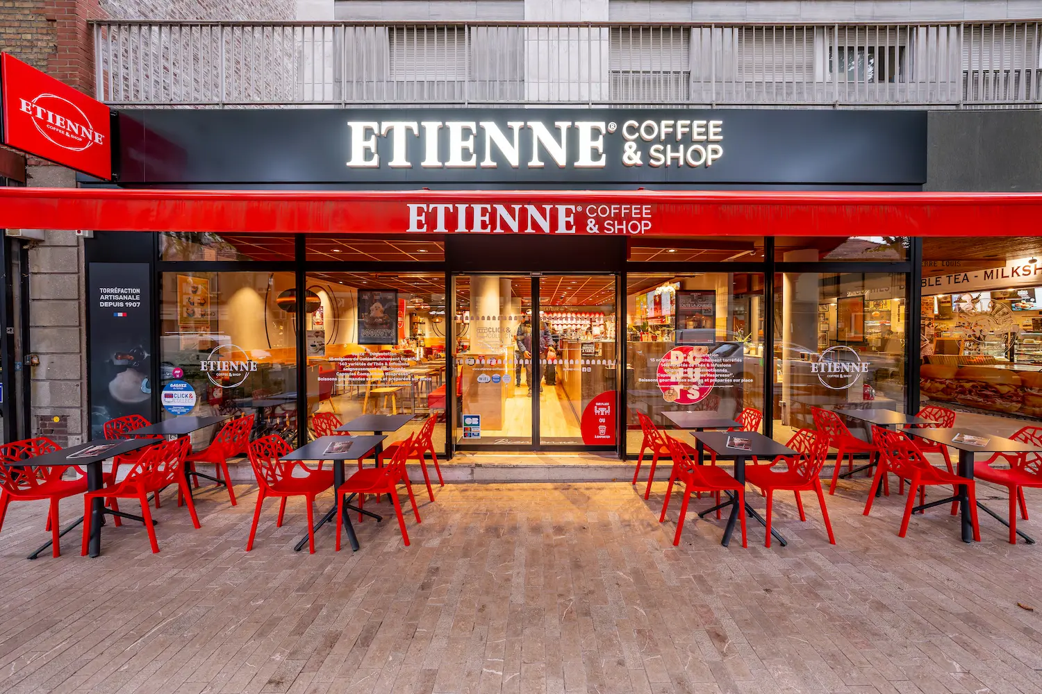alt="Vue d'une terrasse de magasin ETIENNE Coffee & Shop"