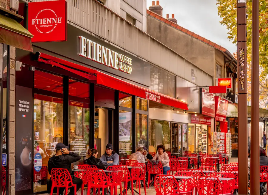 alt="Vue d'une terrasse de magasin ETIENNE Coffee & Shop"