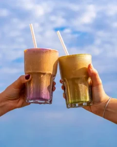 alt="Comparaison visuelle entre un Matcha Latte vert et un Ube Latte violet"